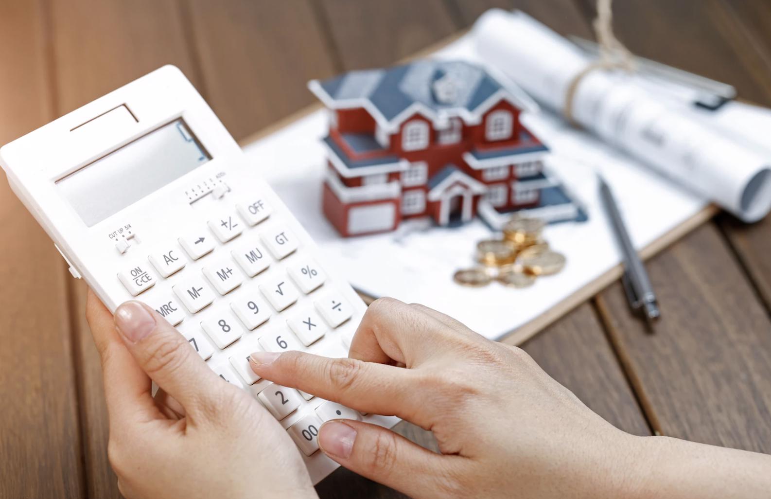 Источник: freepik https://www.freepik.com/free-photo/female-hand-operating-calculator-front-villa-house-model_1193201.htm#query=credit&from_query=%D0%BA%D1%80%D0%B5%D0%B4%D0%B8%D1%82&position=5&from_view=search&track=sph